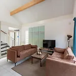 Villa Charming Near Sandy